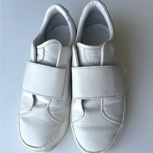 UGG white sneakers, sz 9